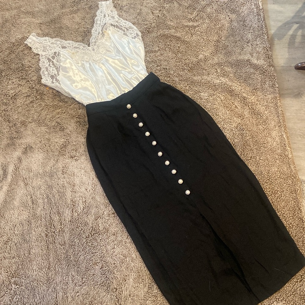 Fitted skirt with pearl detail